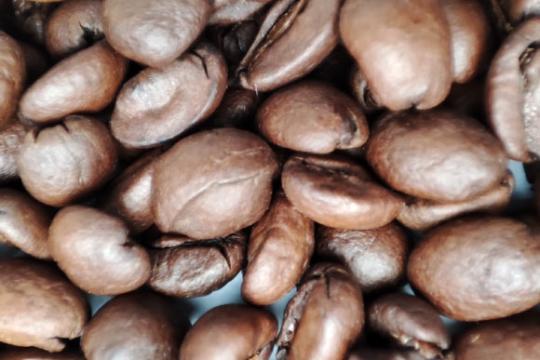 大型前瞻性队列研究：适量饮用含咖啡因咖啡和茶与较低痴呆风险相关