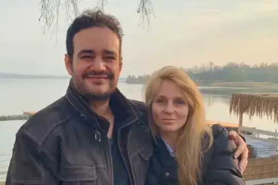 我为爱移居美国。虽然不易，但十年和职业转变让我感到这里像家。