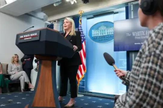 白宫新闻秘书批评吉米·金梅尔“临盆寡妇”笑话，指责“疯狂”的反特朗普言论导致最新枪击事件