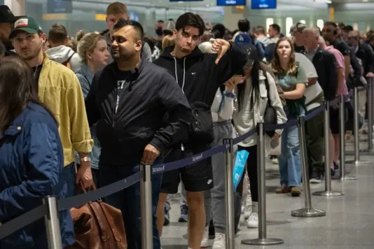 欧洲暑期出行面临燃油与边检双重不确定性：航司称供应稳定，EES排队问题仍待缓解