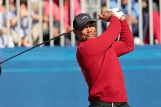 老虎伍兹在佛罗里达翻车事故后因涉嫌酒驾被捕