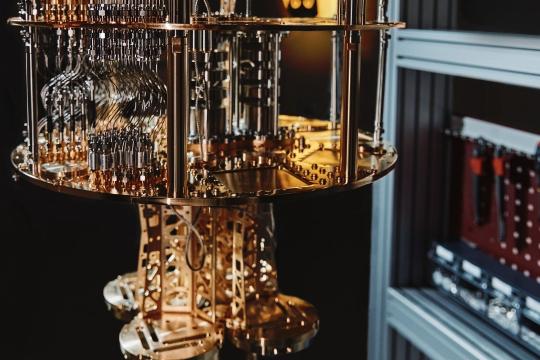 IBM披露量子计算路线图：瞄准2026年量子优势与2033年容错系统