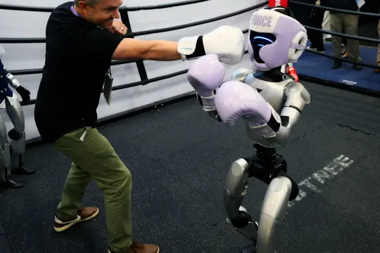 CES现场体验：记者与Unitree G-1人形机器人进行拳击对抗