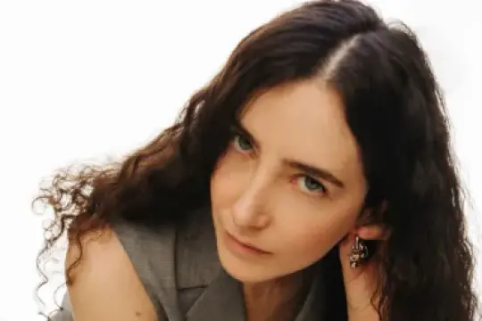 格什签约《夜班护士》导演乔治亚·伯恩斯坦