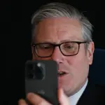 斯塔默称英国或将出手限制社交媒体成瘾性功能