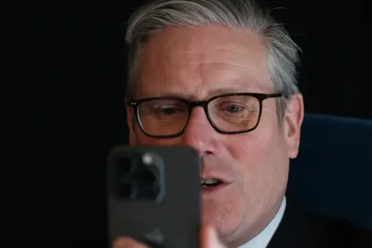 斯塔默称英国或将出手限制社交媒体成瘾性功能