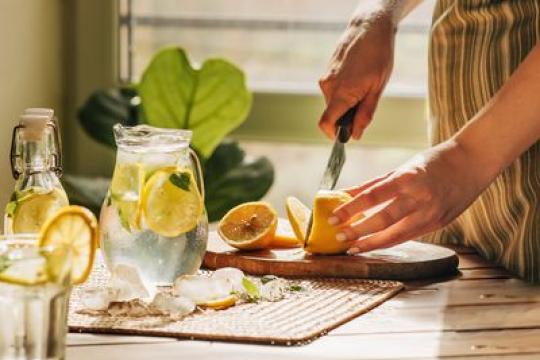 喝柠檬水能缓解腹胀吗？