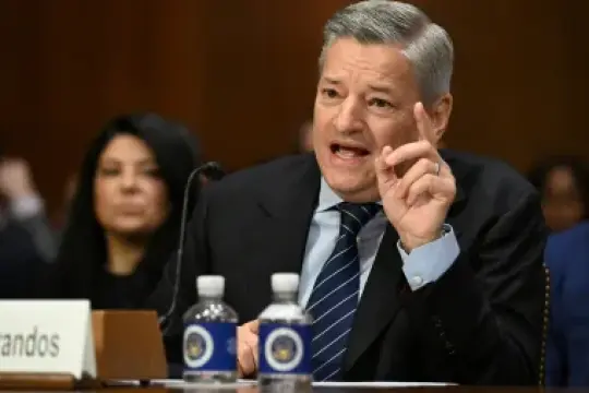 参议院听证会上，Netflix联合CEO Ted Sarandos为与特朗普会面辩护，并表示有信心司法部将“基于事实”做出华纳兄弟合并决定