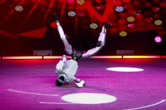 加州海底捞一人形舞蹈机器人表演过猛致餐具碎裂