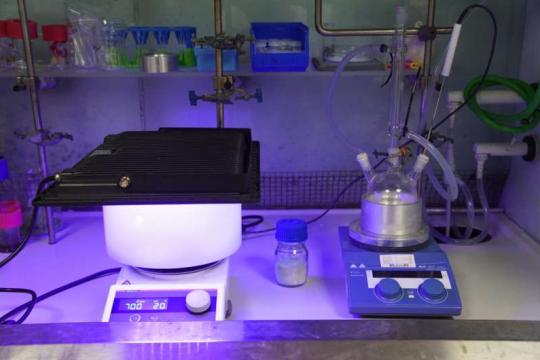 太阳能反应器用废旧电池酸将难回收塑料转化为清洁氢气