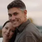 他不想离开朋友，于是为他们建了一栋公寓楼，现在他们都拥有它