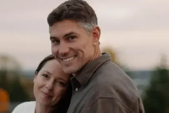 他不想离开朋友，于是为他们建了一栋公寓楼，现在他们都拥有它