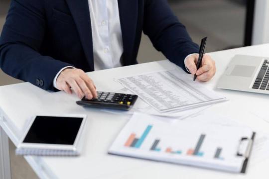 现金担保看跌期权：以折扣价格布局目标股票的定义风险策略