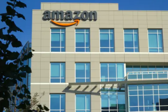 亚马逊股价暴跌，因第四季度财报表现参差及2026年AI支出预测激进