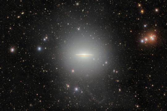 暗能量相机捕捉高分辨率墨西哥帽星系图像 显示疑似并合遗迹