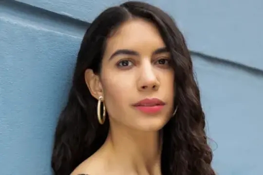 联合经纪公司签约演员兼作家卡拉·玛丽·斯威特