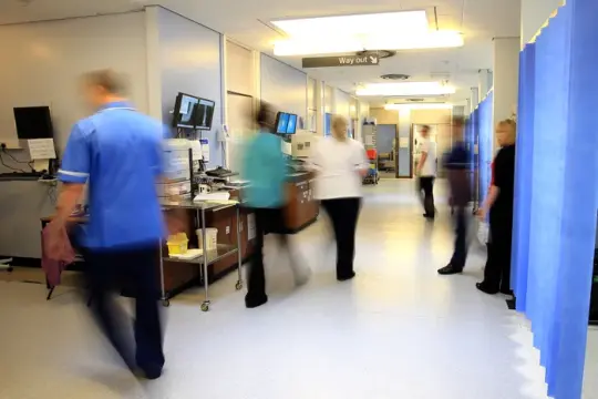 议会委员会主席驳斥Palantir称NHS合同质疑“出于意识形态动机”说法