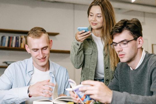 Z世代一边批评同事依赖AI“愚蠢且懒惰”，一边将其视为加薪晋升筹码