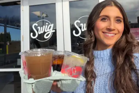 我探访了风靡美国的可定制“脏汽水”连锁店Swig，虽然不会再去，但理解它为何如此受欢迎