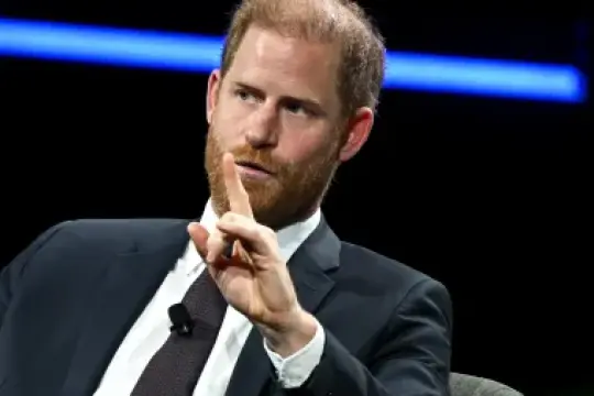 哈里王子遭其共同创办的艾滋病慈善机构提起诽谤诉讼；王室被指策划“负面媒体运动”引发“网络欺凌”
