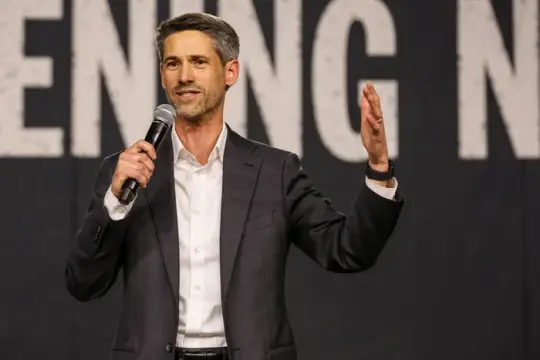 加州科技亿万富翁加大政治投入，州长竞选与“亿万富翁税”成资金焦点