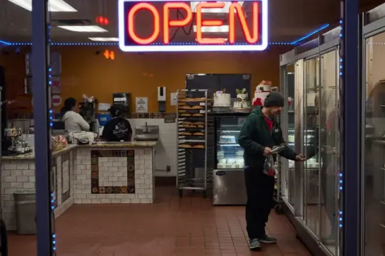 移民执法“都市激增行动”冲击明尼苏达双子城 小企业称客流与用工受挫