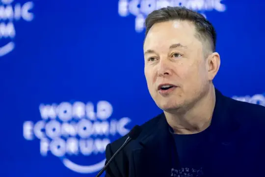 xAI获批在密西西比“巨像2号”数据中心增设临时发电能力，引发社区与环保组织反对