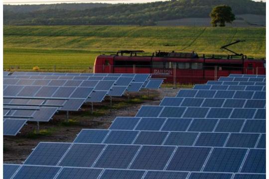 燃油价格冲击下的偏远社区：微电网能否成为出路？