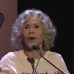 简·方达在抗议活动中抨击派拉蒙与华纳兄弟合并——“我与CNN息息相关，不希望它走向那条路”