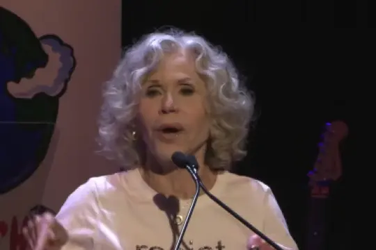 简·方达在抗议活动中抨击派拉蒙与华纳兄弟合并——“我与CNN息息相关，不希望它走向那条路”