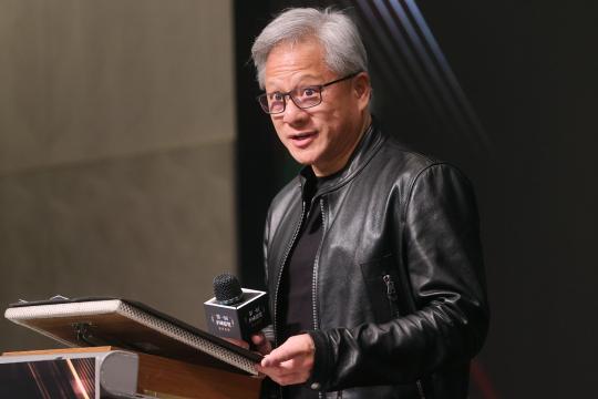 英伟达CEO黄仁勋：AI扩张将带动电工、管道工等技术工种需求上升