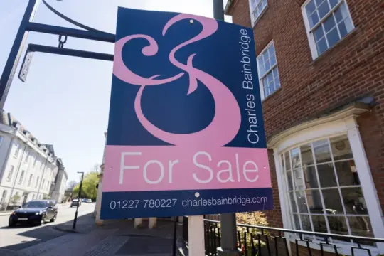 伊朗冲突推高抵押贷款成本，英国房地产市场信心受挫