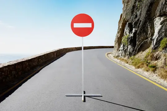 当晋升受阻于直属上司时，职场人士可采取的应对路径