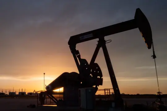 霍尔木兹海峡受阻推高油价，美国“能源独立”能否隔绝冲击引发争议