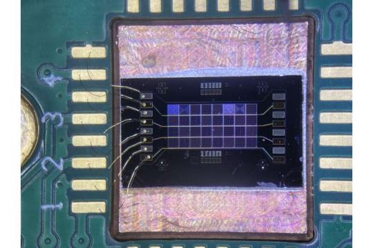 量子点发射器在电信波段以每秒4000万次速率产生高一致性单光子