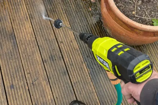 英国高压清洗机评测：应对露台、甲板与户外家具清洁