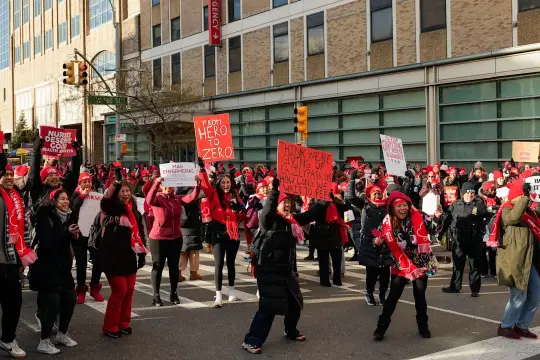 纽约市三大医院系统逾万名护士因合同纠纷发起罢工