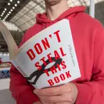 数千名作者出版“空白”书籍 抗议人工智能未经许可使用作品