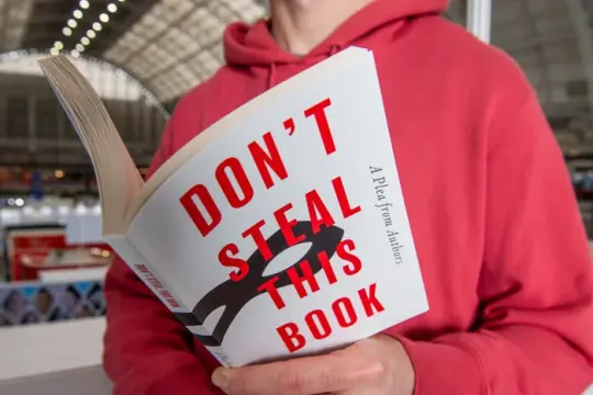 数千名作者出版“空白”书籍 抗议人工智能未经许可使用作品