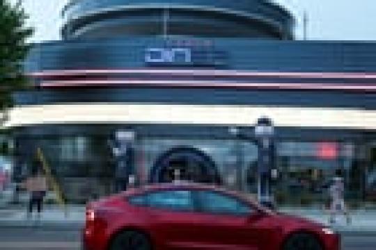 特斯拉洛杉矶餐厅开业数月后热度降温，主厨离任与客流回落引关注