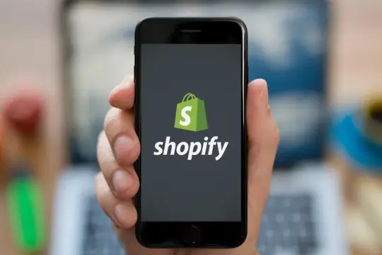 海报设计师在澳起诉Shopify：称两家“幽灵店铺”复制其作品3929次，平台未及时下架
