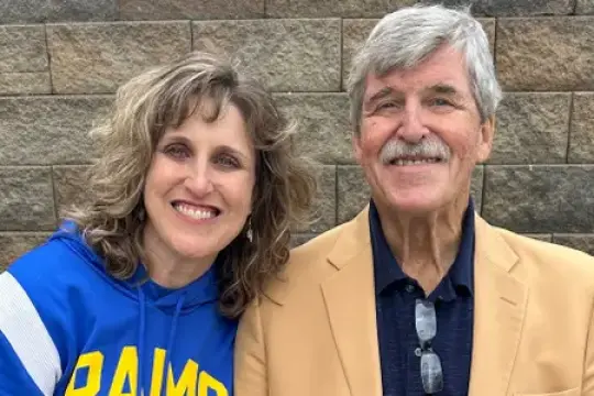 我爸爸在NFL征战13年，是名人堂成员。对我来说，他只是爸爸。