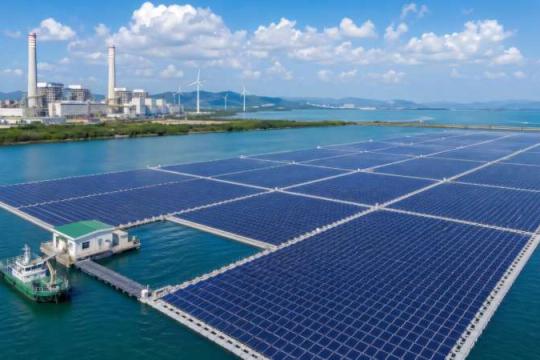 太阳能发电走向水面：浮动系统加速普及
