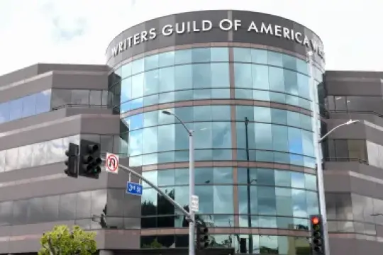 WGA西部员工投票决定继续罢工，管理层对峙进入两个月