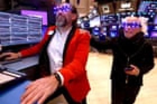 华尔街在动荡一年后于2025年接近历史高点收官