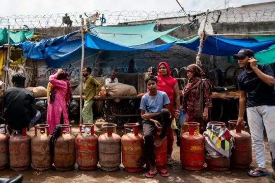 亚洲燃料危机中的一天