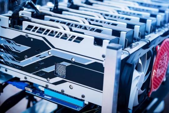 单人比特币矿工以约1/28,000概率挖出区块，获得约21万美元奖励
