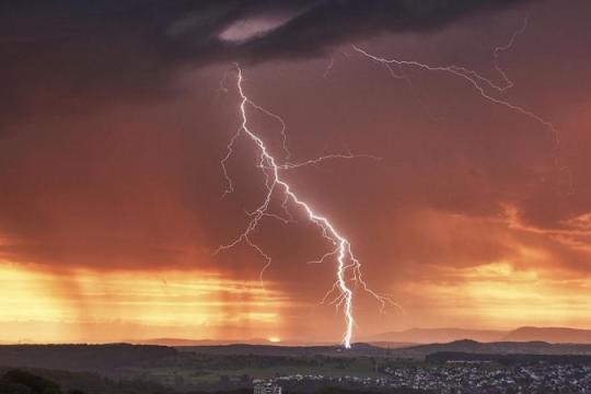 比特币在去中心化永续交易所Lighter一度跌破48,000美元，主流平台仍站上69,000美元