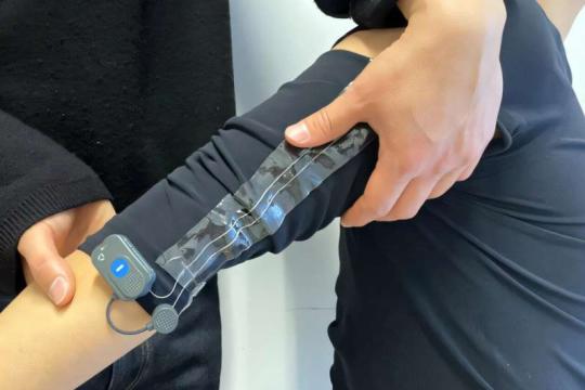 抗噪声智能纱线精确追踪全身肌肉活动