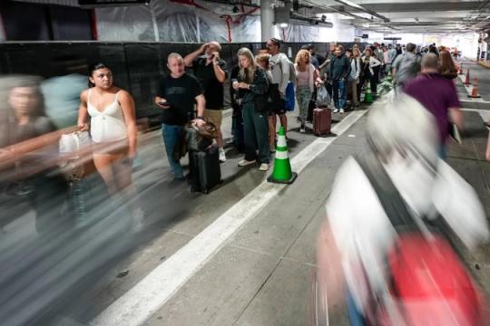 美国政府部分停摆致TSA官网停更 机场安检排队时间大幅拉长